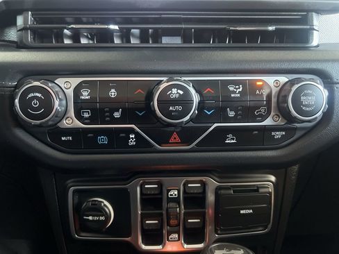 Used 2025 Jeep Wrangler Unlimited Sahara AWD/4WD image 55
