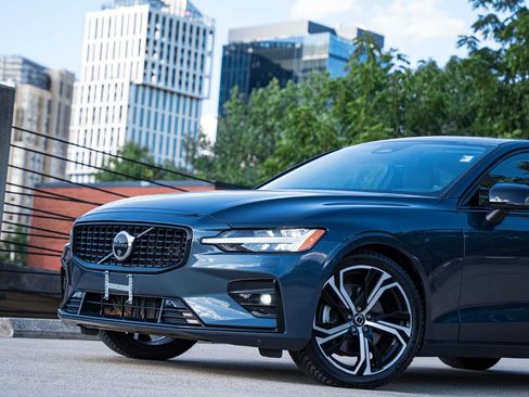 Certified 2024 Volvo S60 B5 Plus AWD/4WD image 2