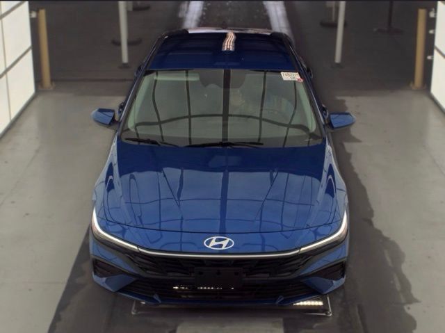 Used 2025 Hyundai Elantra SE FWD image 2