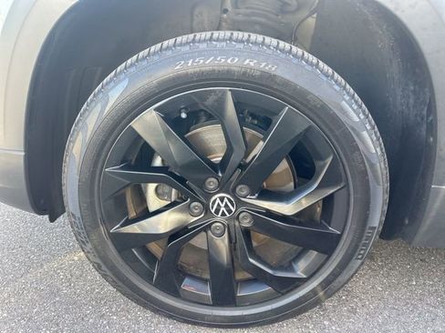 Used 2022 Volkswagen Taos SE w/ Panoramic Sunroof Package FWD image 17