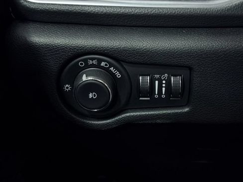Used 2025 Chrysler Pacifica Limited FWD image 41