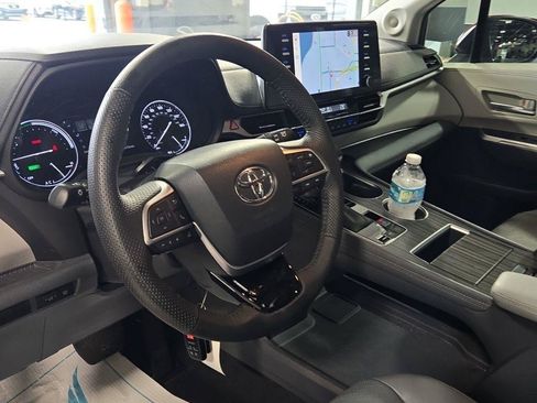 Used 2023 Toyota Sienna Limited FWD image 12