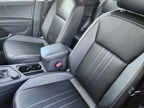 Used 2022 Volkswagen Tiguan SE image 8