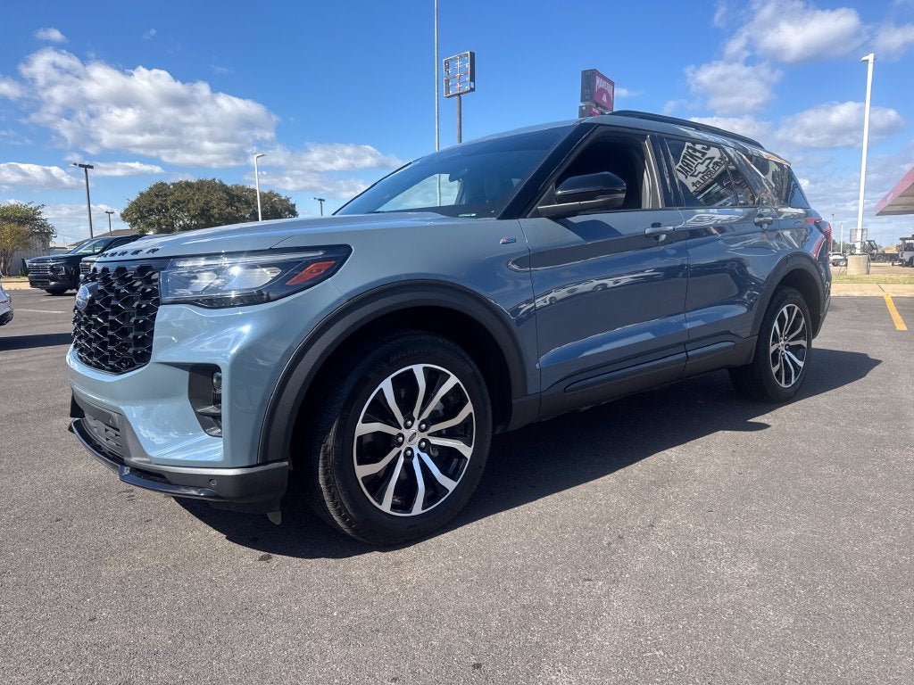 Used 2025 Ford Explorer ST-Line AWD/4WD image 2