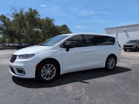 Used 2026 Chrysler Pacifica Limited FWD image 8