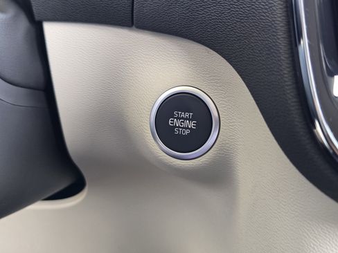 Used 2025 Volvo XC40 B5 Plus w/ Protection Package Premier image 31