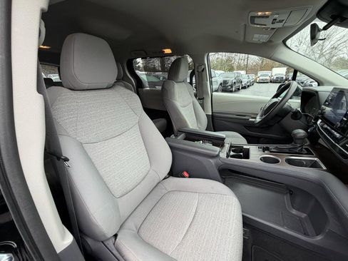 Used 2021 Toyota Sienna LE image 37