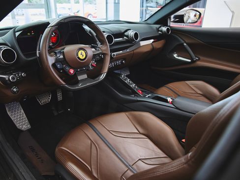 Used 2022 Ferrari 812 GTS image 9