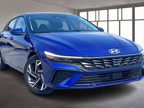 Used 2024 Hyundai Elantra SEL w/ Convenience Package FWD image 3