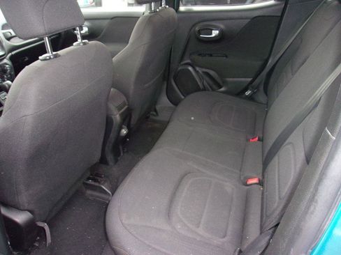 Used 2019 Jeep Renegade Latitude FWD image 9