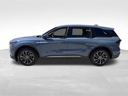 Used 2025 Lincoln Nautilus Premier AWD/4WD image 4
