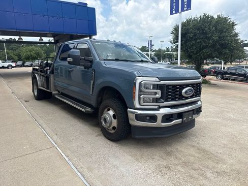 Used 2023 Ford F350 4x4 Crew Cab DRW Super Duty image 2