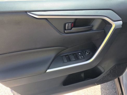Used 2020 Toyota RAV4 LE FWD image 11