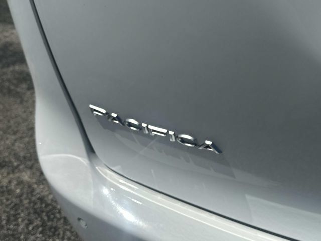 Used 2022 Chrysler Pacifica Pinnacle FWD image 11