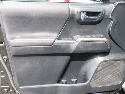 Used 2018 Toyota Tacoma TRD Sport w/ Technology Package image 27