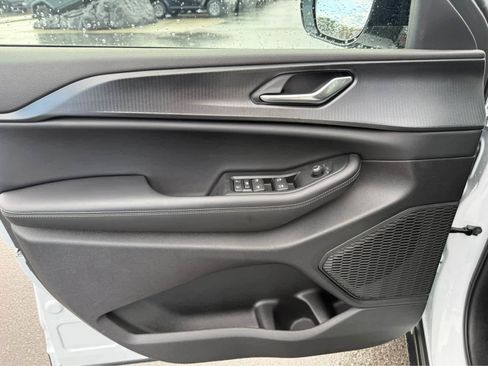 Used 2025 Jeep Grand Cherokee L Altitude image 11