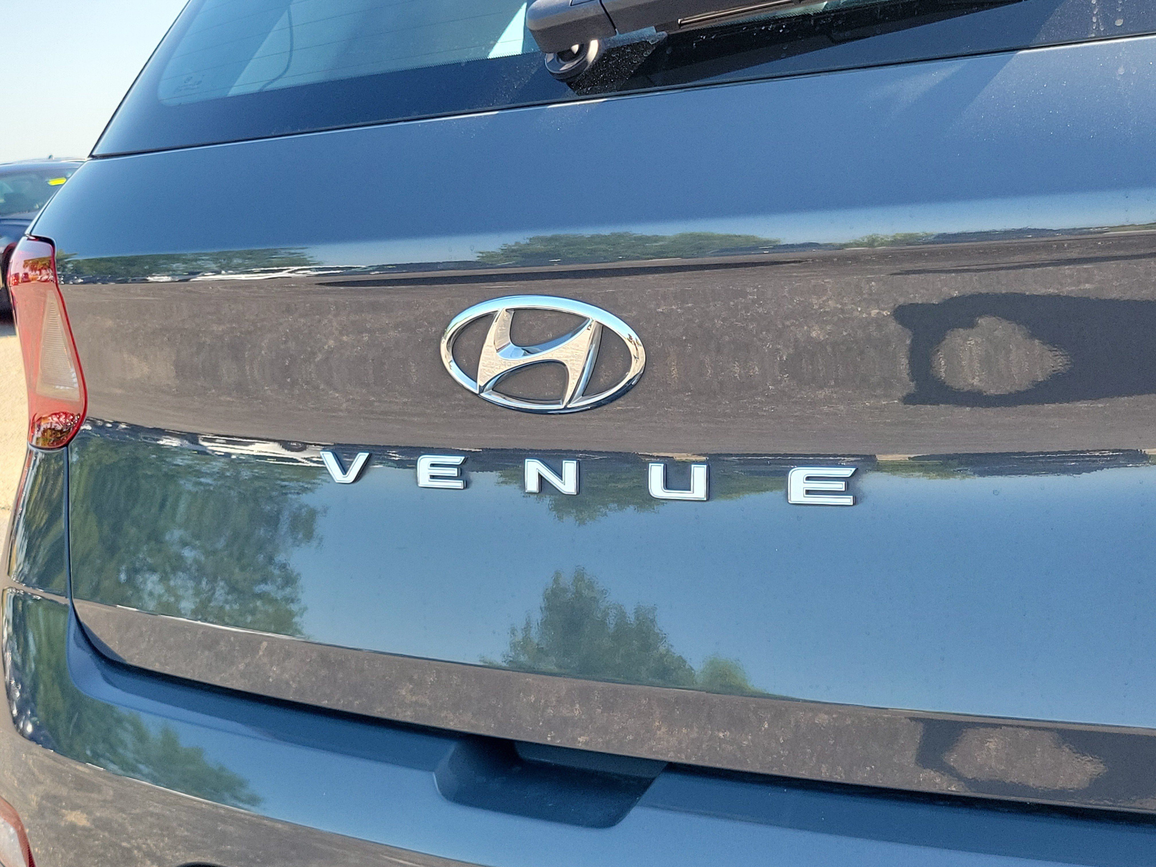 Used 2024 Hyundai Venue SEL FWD image 6