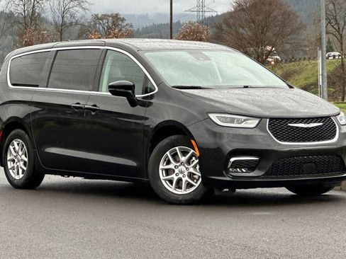 Used 2024 Chrysler Pacifica Touring-L image 1