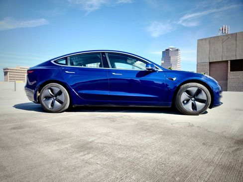 Used 2018 Tesla Model 3 Mid Range RWD image 2