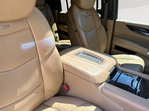 Used 2018 Cadillac Escalade ESV Platinum AWD/4WD image 23