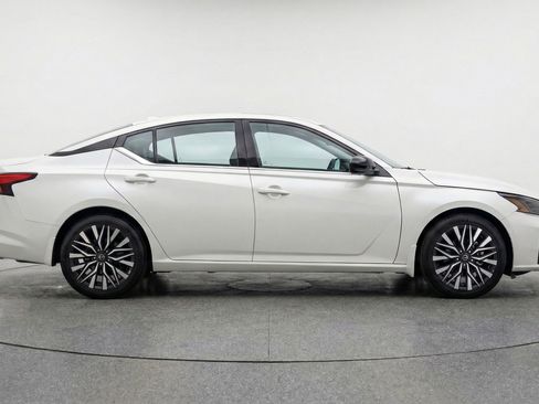 Used 2025 Nissan Altima 2.5 SV FWD image 11