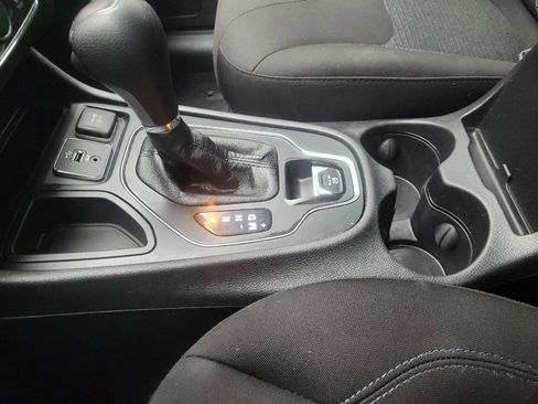 Used 2019 Jeep Cherokee Latitude w/ Popular Appearance Group FWD image 26