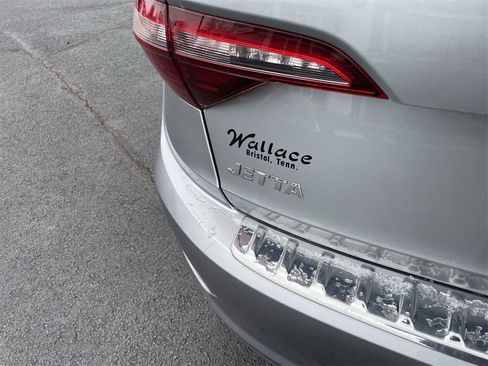 Used 2021 Volkswagen Jetta SE image 5