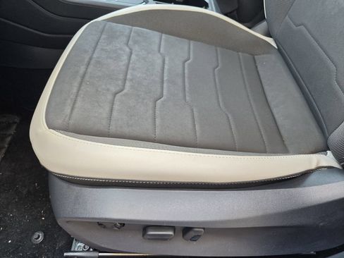 Used 2025 Volkswagen Taos SE FWD image 22