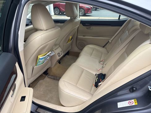 Used 2014 Lexus ES 350 w/ Luxury Package FWD image 4