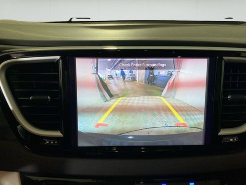 Used 2023 Chrysler Pacifica Touring-L FWD image 28