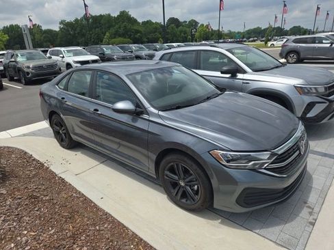Used 2024 Volkswagen Jetta SE FWD image 3