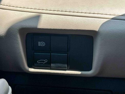 Used 2022 Toyota Highlander XLE FWD image 34