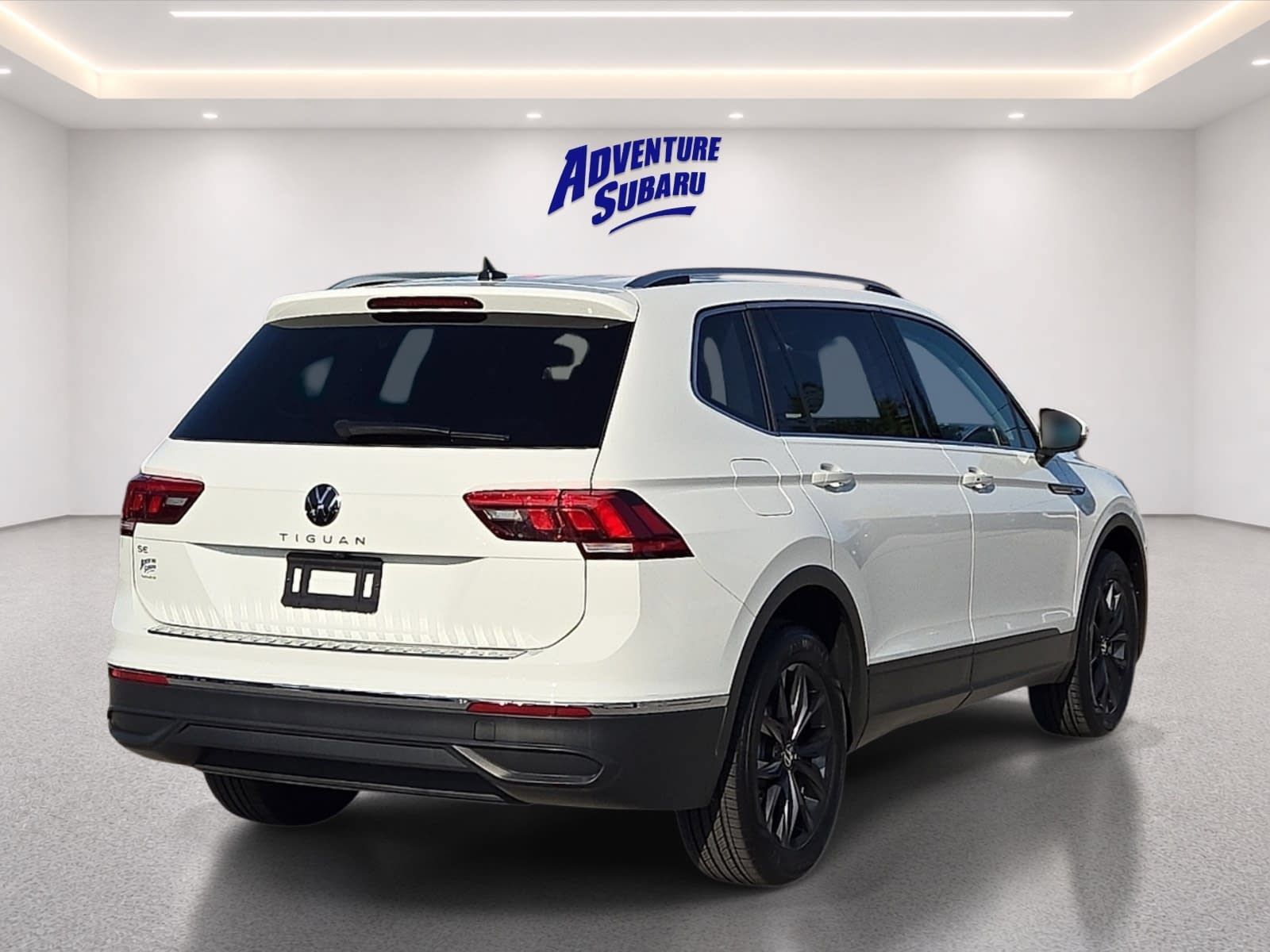 Used 2024 Volkswagen Tiguan SE w/ Panoramic Sunroof Package FWD image 6