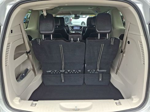 Used 2023 Chrysler Pacifica Touring-L FWD image 31