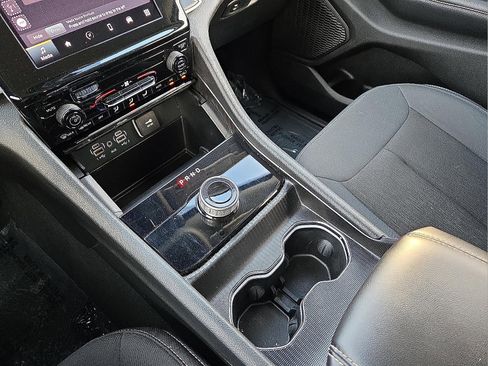 Used 2024 Jeep Grand Cherokee Laredo image 25