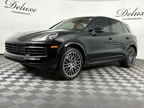 Used 2023 Porsche Cayenne w/ Premium Package AWD/4WD image 3