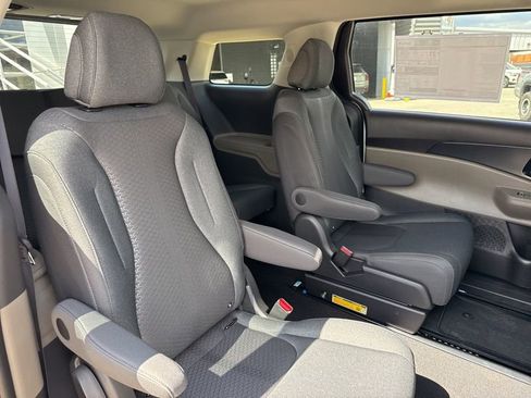 New 2026 Kia Carnival LX image 14
