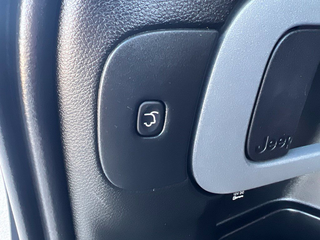 Used 2018 Jeep Cherokee Latitude Plus w/ Comfort/Convenience Group AWD/4WD image 14