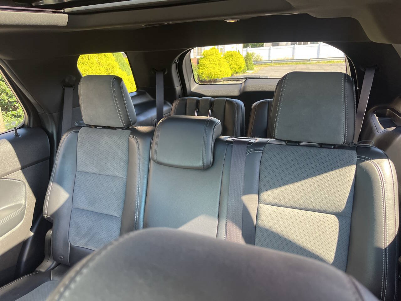 Used 2015 Ford Explorer XLT w/ Equipment Group 202B AWD/4WD image 31