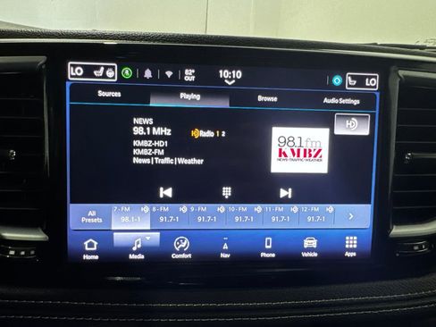 Used 2024 Chrysler Pacifica Limited FWD image 3