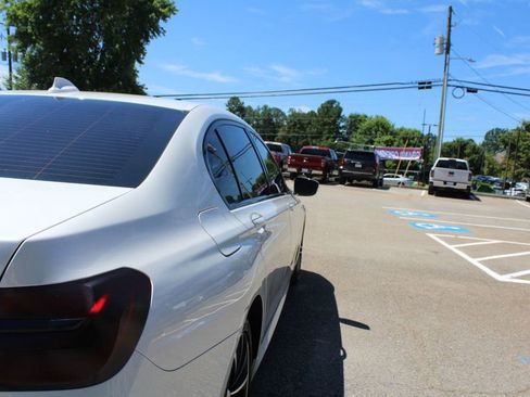 Used 2018 BMW 750i image 16