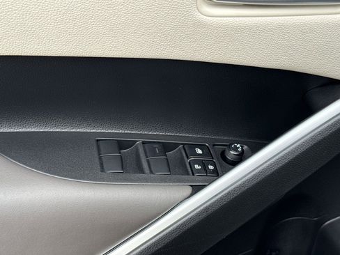 Used 2022 Toyota Corolla Cross XLE w/ Convenience Package image 15