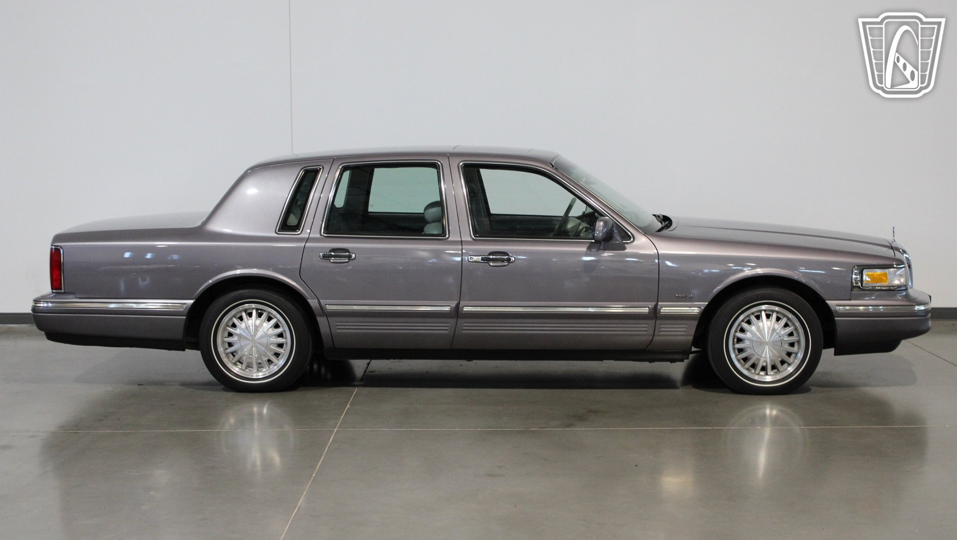 Used 1996 Lincoln Town Car Signature RWD image 24