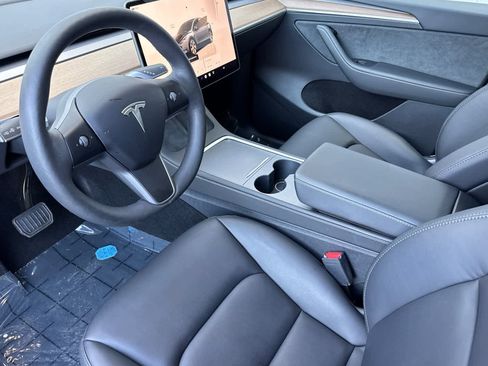 Used 2024 Tesla Model Y 2WD image 11