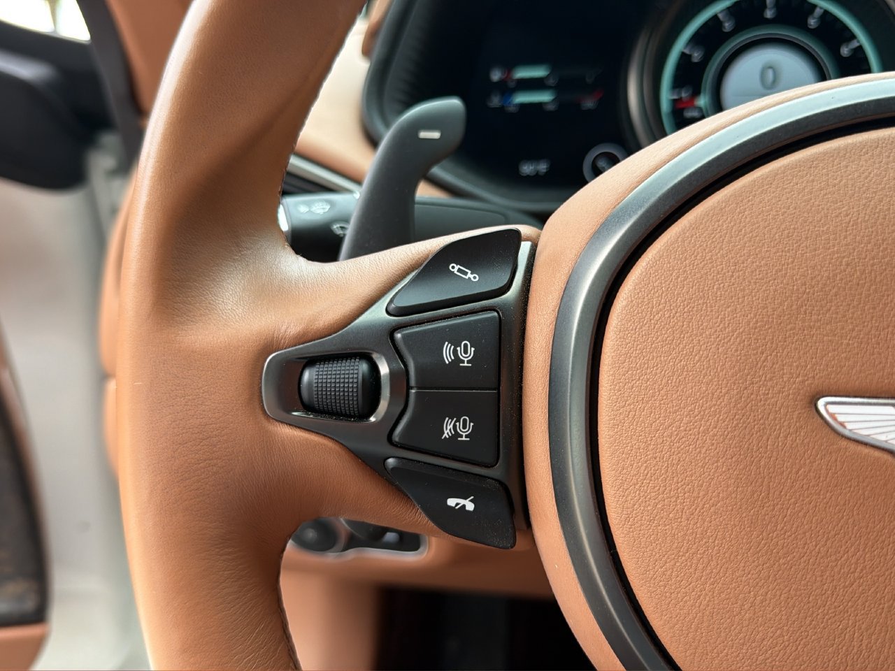 Used 2020 Aston Martin DB11 Volante RWD image 23