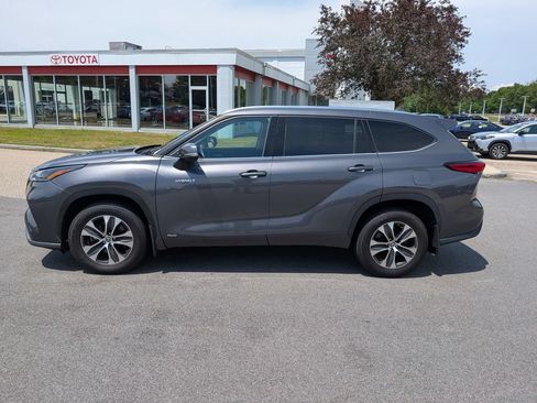 Used 2021 Toyota Highlander XLE AWD/4WD image 2