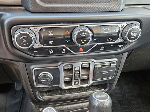 Used 2021 Jeep Wrangler Unlimited Sahara AWD/4WD image 14