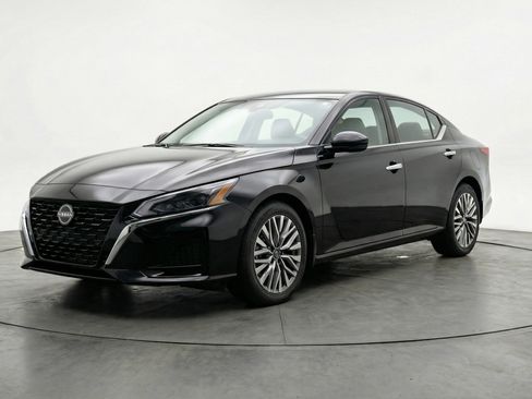 Used 2025 Nissan Altima 2.5 SV image 3