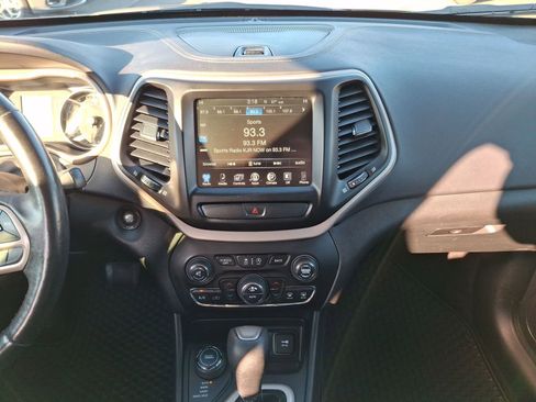 Used 2025 Jeep Grand Cherokee Limited w/ Black Appearance Package image 11