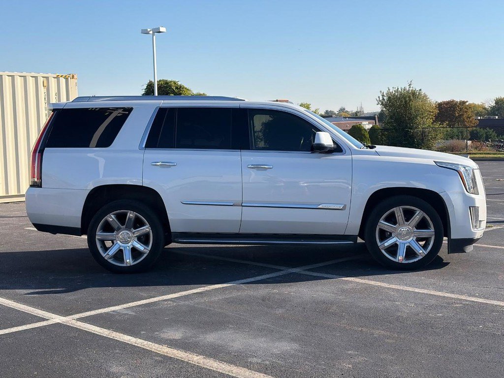 Used 2016 Cadillac Escalade Luxury AWD/4WD image 2